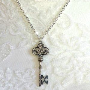 Key pendant necklace - NEW